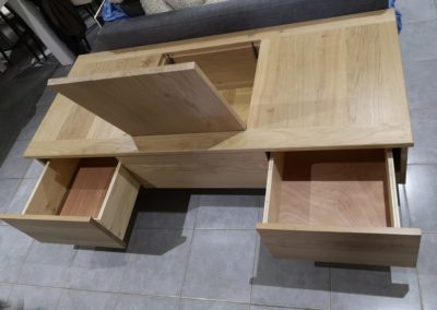 table basse sur mesure en chêne massif avec 2 tiroirs et coffre sur le dessus. Sur roulettes. Pour un appartement sur Lyon