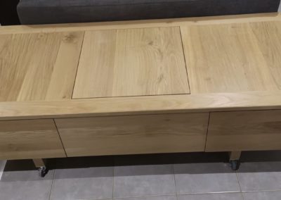 table basse sur mesure en chêne massif avec 2 tiroirs et coffre sur le dessus. Sur roulettes. Pour un appartement sur Lyon