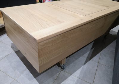 table basse sur mesure en chêne massif avec 2 tiroirs et coffre sur le dessus. Sur roulettes. Pour un appartement sur Lyon